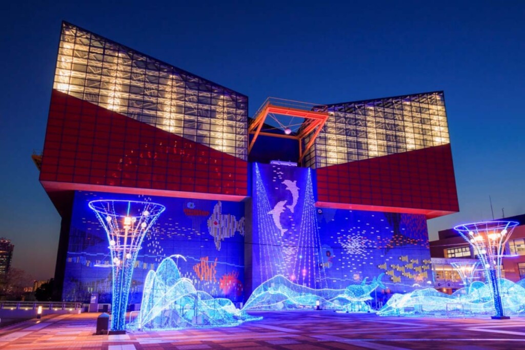 Best things to do in Osaka: Osaka Aquarium Kaiyukan, showcasing vibrant marine life in massive tanks.