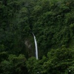 Best things to do in La Fortuna: Stunning view of La Fortuna Waterfall cascading into a turquoise pool surrounded by lush greenery.